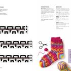 Bunte Socke mit geometrischem Strickmuster, daneben Strickanleitungen für Fersenöffnung und Diagramme.