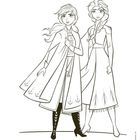 "Anna und Elsa halten zusammen." Zwei Frauen in langen Kleidern und Umhängen, beide schauen entschlossen voraus.