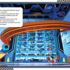Ein Text beschreibt eine beeindruckende "Ultimative Garage" mit zahlreichen Hot-Wheels-Autos, die Kinder staunen.