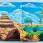 "Tiere im alten Ägypten", Naturlandschaft mit Pyramide, Palmen, grünem Oasengebiet und klarem Himmel.