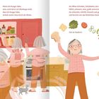 „Wenn ich Hunger habe... wirbelt meine Oma durch die Küche.“ Illustration zeigt eine Oma beim Kochen. Zutaten fliegen.