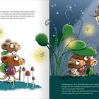 Zwei Mäuse, eine trägt die andere, gehen durch einen Wald voller Pilze und Pflanzen. Eine große Eule sitzt leise oben.