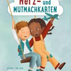 "Herz- und Mutmachkarten" in einer Wolke, zwei lachende Kinder schaukeln; ein Kind hält ein Spielzeugflugzeug.