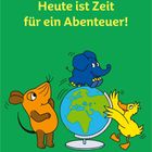 "Logo mit 'Heute ist Zeit für ein Abenteuer!', Maus, Elefant und Ente um einen Globus auf grünem Hintergrund."