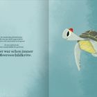 Text: "Denn er war schon immer eine Meeresschildkröte." Illustration: Meeresschildkröte im Wasser, realistischer Stil.