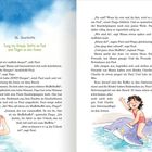 16. Geschichte: "Ewig bis Urlaub, Delfin im Pool und Flügel an den Armen." Kinder spielen mit einem aufblasbaren Delfin.