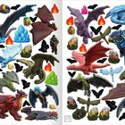 Zwei Seiten Sticker voller bunter Drachen in verschiedenen Posen, mit Flammen, Kristallen und Eiern als dekorative Elemente.