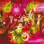 Text: „Wir sind am Ende. Kommt geschwind! Das große Gruselfest beginnt!“ Bunte Halloween-Party mit kostümierten Figuren.
