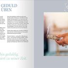 "In Geduld üben", "Ich bin geduldig: Alles passiert zu seiner Zeit." Rechts: Hand hält eine rauchende Kräuterbündel-Stick.