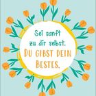 "Sei sanft zu dir selbst. Du gibst dein Bestes." Text umgeben von orange Blumen auf hellem Hintergrund.