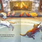 Später wärmen wir die Hände an 'nem heißen Becher Tee, sitzen vorm Kamin und kuscheln nach dem langen Tag im Schnee.  
Gemütliche Illustration mit Kindern, einem Hund, einer Katze und Kissen vor einem Kamin.