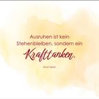 "Ausruhen ist kein Stehenbleiben, sondern ein Krafttanken." - Ernst Ferstl. Beiger Aquarell-Hintergrund.