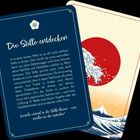 Ein blaues Kartenset mit der Überschrift "Die Stille entdecken". Es beschreibt die Wertschätzung der Stille. Im Hintergrund eine Illustration mit roter Sonne und Welle.