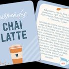 "Wärmendes Chai Latte." Zutaten und Zubereitung für Chai Latte auf zwei Karten, illustrativer Kaffeebecher.