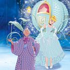 Zahlen über Figuren: 1, 3, 5. Zwei Frauen in feenhaftem Kleid, eine hält Zauberstab. Kutsche im Hintergrund, Mäuse unten.