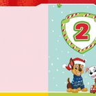 "2" in einem rot-weiß-grünen Emblem. Illustration von zwei fröhlichen Hundewelpen in Winterkleidung und einem Spielzeugfeuerwehrauto.