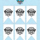 „PAW Patrol“-Logo sechsmal auf vertikalen Bannern. Oben großes, buntes Logo. Unten Zeichnungen von sechs Hunde-Charakteren.