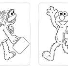 Zwei fröhliche, pelzige Charaktere laufen mit Rucksäcken und Koffern. Einer winkt, der andere trägt eine Schleife.