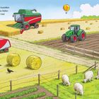 Bauer Hans erntet Getreide. Kartoffeln auf Hänger, Heu in Ballen. Vogelscheuche steht im Feld. Wiese mit Schafen.