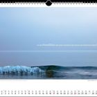 "In das Pastellblau des Sees zeichnet die Sonne am Horizont einen hellen Strich." Eine sanfte Welle im ruhigen Meer.