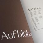 Text: "Aufblühen" auf weißem Hintergrund. Daneben steht ein poetischer Text über persönliches Wachstum.