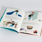 Zwei Seiten mit Text über Aaron und Rudolfus Rozendaal. Zeichnungen eines Kindes im blauen Pyjama, Tisch und Traktor.