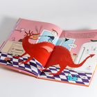 Ein roter Drache in einer Küche mit einem Kind auf dem Rücken. Aufschrift „Keks“ auf einer Packung, „Gib her!“ steht in einer Sprechblase.