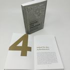 Das Bild zeigt ein Buch mit dem Titel „Design für Draußen“ und die offene Seite mit Kapitelüberschrift „Möbel für den Außenbereich“.