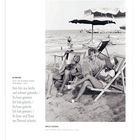 Gedicht von Klabund über Lachen und Weinen, darunter Foto von Leuten am Strand in Cesenatico, 1960. Kalenderblatt für Juni/Juli.