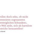 Text: "August, 34. Woche; Wir wollen doch sehn, ob nicht die allermeisten... Kreidestriche herausstellen!" - Lou Andreas-Salomé.

Links: Roter Hintergrund mit Monat und Woche.

Rechts: Frau lehnt an Auto mit Fellkragen, stilisierte Fotografie in Rot.