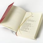 Inhalt: Themen wie Großmutter in Polen, Flucht, Erinnerungen. Geöffnetes Buch mit Lesebändchen.