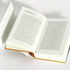 Ein aufgeschlagenes Buch mit lesbarem Text: "KW 42, Dienstag 18.10." Auf den Seiten steht fortlaufender Romantext.