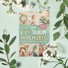 „Deine DIY-Traumhochzeit“ steht auf einem Buchcover umgeben von Blumenarrangements und grünen Blättern.