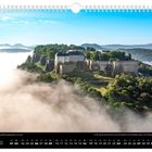 Text: Mai, Festung Königstein, Kalenderansicht. Bild: Festung auf einem Hügel über Nebel, im Hintergrund Berge.
