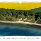 Die Rapsblüte verzaubert Rügen in ein buntes Farbenspiel. Kalenderblatt für Mai, unter anderem mit Feiertagen.