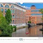 Text: "Paddelboote auf dem Karl-Heine-Kanal". Zeigt einen Kanal mit roten Paddelbooten, flankiert von hohen, rot-weißen Gebäuden.