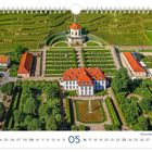 "Schloss Wackerbarth in Radebeul" unter schöner Gartenanlage. Kalendarium mit Monat Mai hervorgehoben.