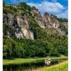 Text: "Die Bastei erhebt sich hoch über der Elbe." Kalenderseite Mai. Felsenlandschaft, Bäume und ein Boot auf der Elbe.