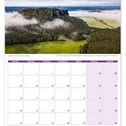 Kalender für Mai mit Landschaftsfoto: grüne Wälder, ein markanter Fels, darunter Terminhinweise wie "Tag der Arbeit".