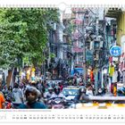 Kalenderseite April. Szene in belebter, enger Straße in Kathmandu, mit vielen Menschen, Geschäften und Verkehr, umgeben von Grün.