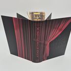 "A Stage Set for Villains" von Shannon J. Spann. Der Einband zeigt dunkle Vorhänge in Rot und Schwarz.