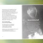 Links: Eine Erzählung über ein bewegendes Herzbild und dessen Bedeutung. Rechts: Gedicht "Herzensbotschaft". Wolkenbild.