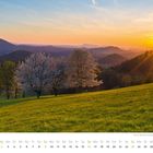 „Mai“ und eine Kalenderansicht mit Tagen. Sonnenuntergang über hügeliger Landschaft und blühenden Bäumen.