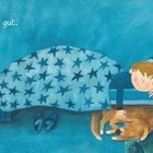 "Schlaf auch du gut." Kind schläft mit Sternenbettdecke im Bett, streichelt Hund; Spielzeug und Schuhe am Boden.