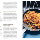 "Reginette", ein längliches, gewelltes Nudelgericht aus Neapel, mit einer detaillierten Kochanleitung für Reginette mit Langoustines und Erbsen. Rechts: Pfanne mit Nudeln, Tomaten und Erbsen.