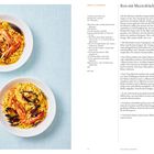 Reis mit Meeresfrüchten: Rezept mit Zutaten und Zubereitungsschritten. Links: Zwei Teller mit Meeresfrüchtereis auf blauem Grund.