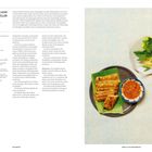 Gegrillte Flache Frühlingsrollen; Zutaten- und Zubereitungsliste links. Rechts: Teller mit Frühlingsrollen und Sauce.