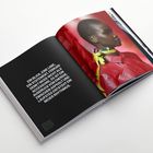 Text: "Ein Blick. Eine Linie. Ein Statement. Ferrari denkt Mode..." Rechts Bild einer Person in rotem Outfit.