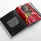 Links weißer Text auf schwarzem Hintergrund: „ONE VIEW, ONE LINE, ONE STATEMENT...“, rechts bunte Kleidermode.