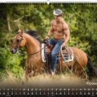 Text: "Grooms 05". Ein muskulöser Mann mit Cowboyhut reitet auf einem Pferd, umgeben von Natur. Unten ein Kalender.